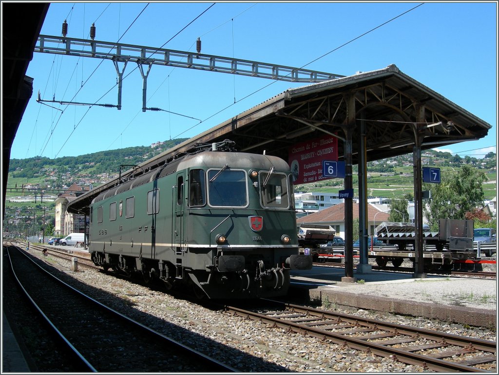 Die noch grne Re 6/6 11546 in Vevey. 
9. Juli 2012