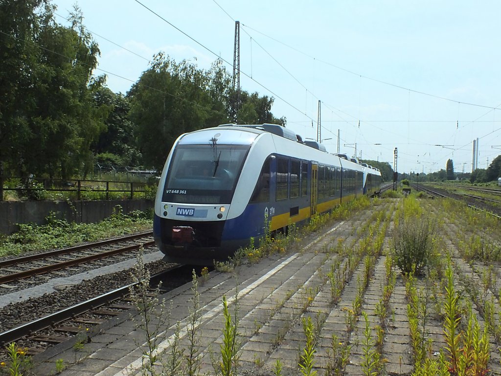 Die NWB-Triebwagen 648 361 (95 80 0648 361-3+95 80 0648 861-2 D-NWB) und 648 368 (95 80 0648 368-8+95 80 0648 868-7 D-NWB)fahren hier am 16.7.13 in den Bahnhof Gladbeck-West ein.
RB44 -> Dorsten