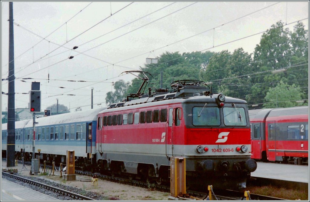 Die BB 1042 609-6 (leider z.T. verdeckt) mit dem IR 360 Bregenz - Saarbrcken am Startbahnhof.
30. Mai 1995 