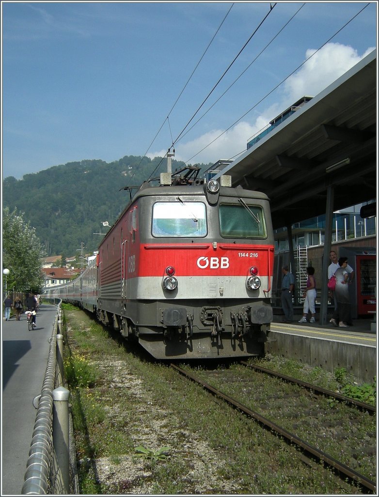 Die BB 1144 216 fhrt mit dem IC 119 in Bregenz Hafen durch. 
29. August 2008