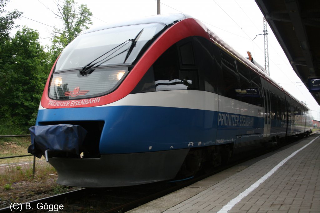 die Prignitzer Eisenbahn (Jetzt Eisenbahngesellschaft Potsdam) steht im Bahnhof Bad Keinen