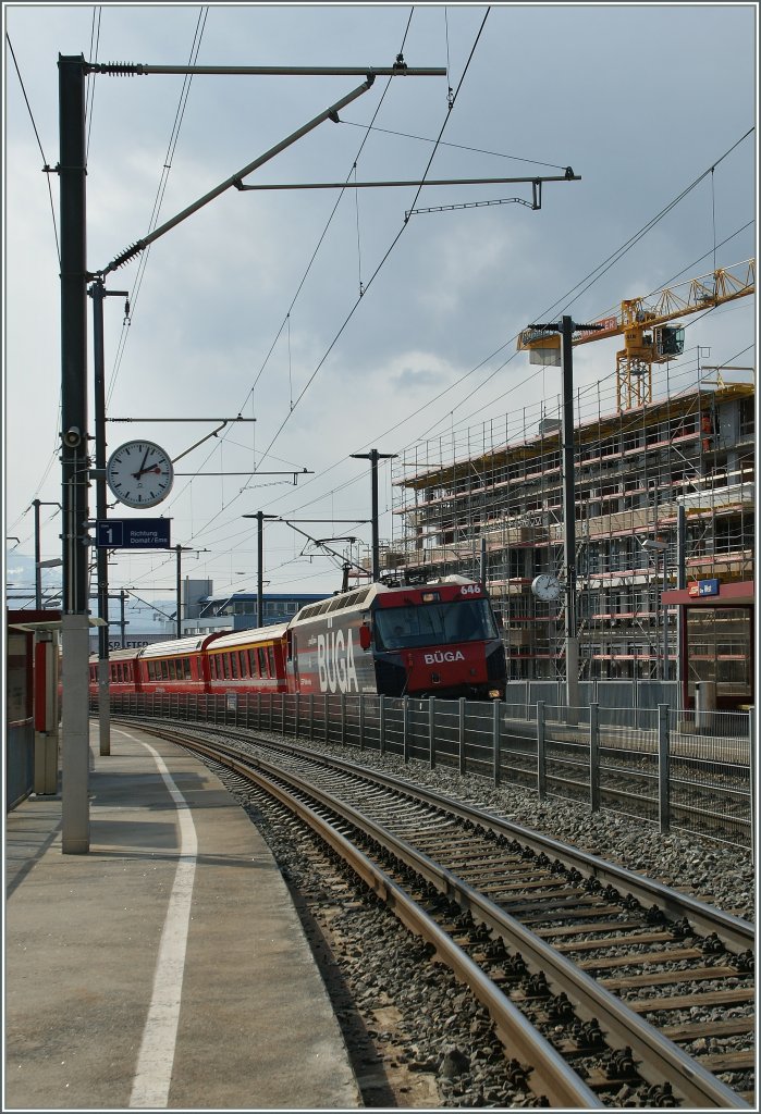 Die Rtische Bahn fhrt nicht nur durch Tunnels und ber waghalsige Brcken , sondern auch durch Huserschluchten...
Ge 4/4 III 646 mit einem Albula Schnellzug bei der Durchfahrt in Chur West. 
