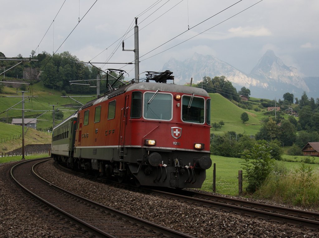 Die Re 4/4 11203 mit einem IR am 27.06.2009 unterwegs bei Arth-Goldau.
