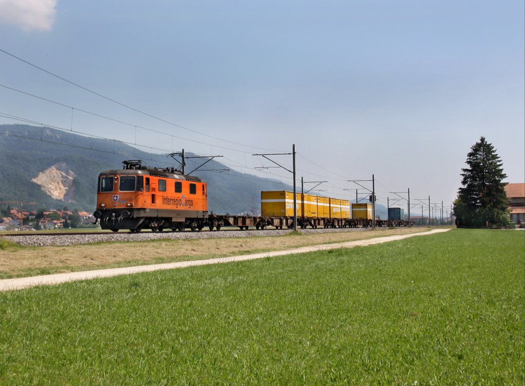 Die Re 4/4 11320 am 28.06.2011 mit einem Containerzug unterwegs bei Oensingen. 
