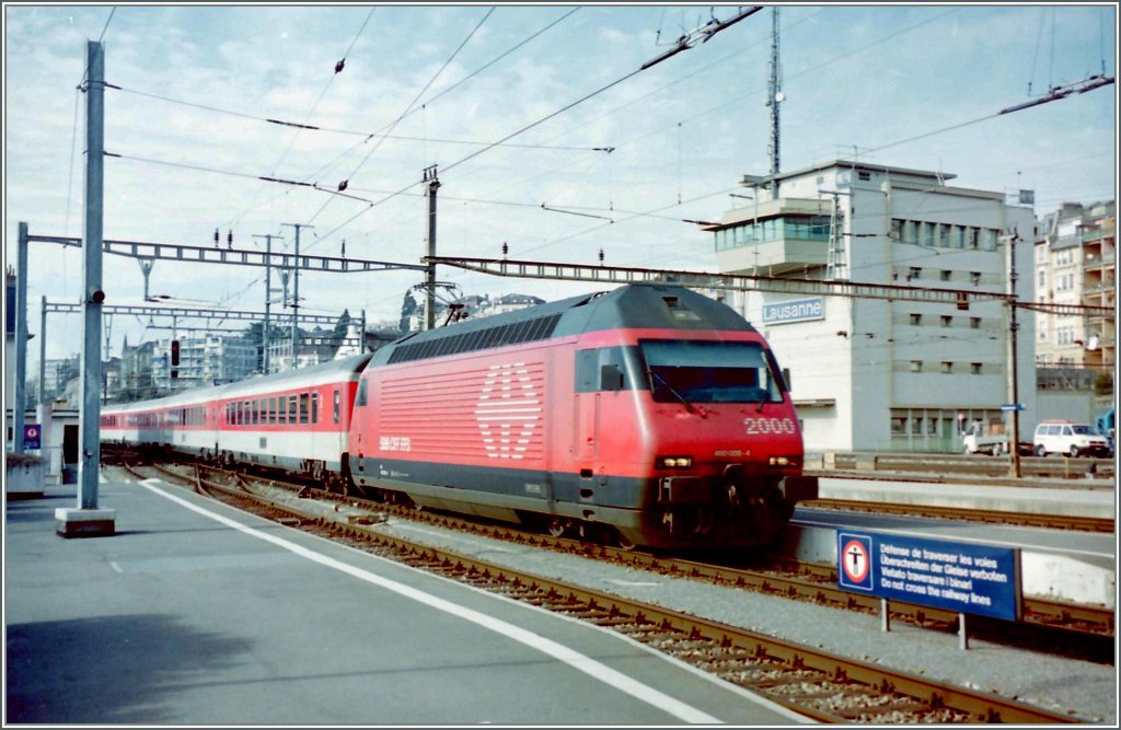 Die Re 460 028-4 erreicht mit dem EC  Mont-Blanc  Lausanne.
Frhjahr 2000