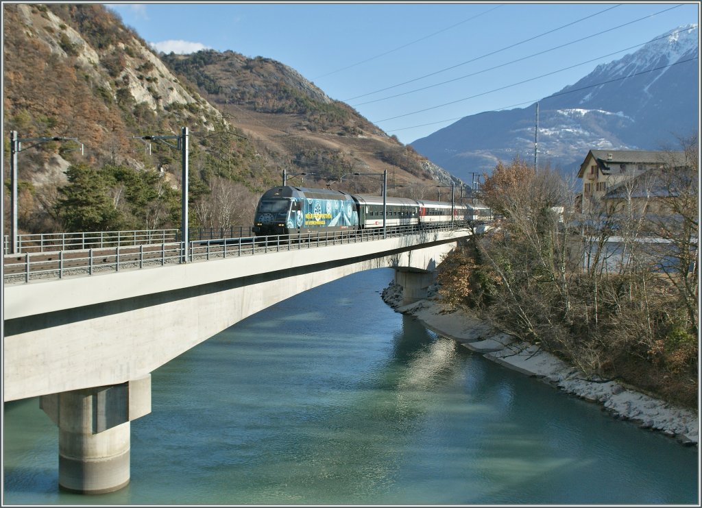 Die Re 460 080-5 mit eine IR nach Genve Areoport auf der Rhonebrcke bei Leuk am 21. Jan 2011.