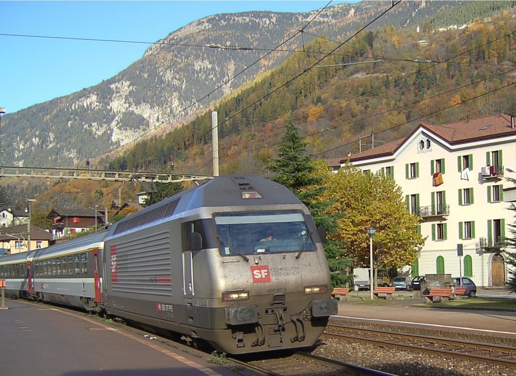 Die Re 460 107-6 mit einem EC bei der Durchfahrt in Faido. (02.11.2007) 
