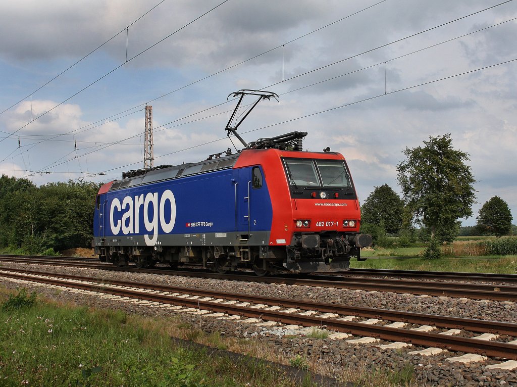 Die Re 482 017 am 11.08.2010 unterwegs bei Drverden.
