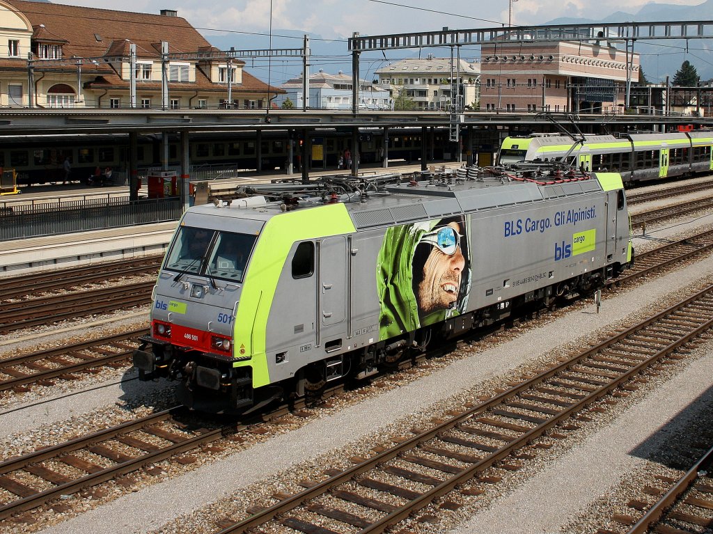 Die Re 486 501 am 02.07.2009 bei einer Rangierfahrt in Spiez. 
