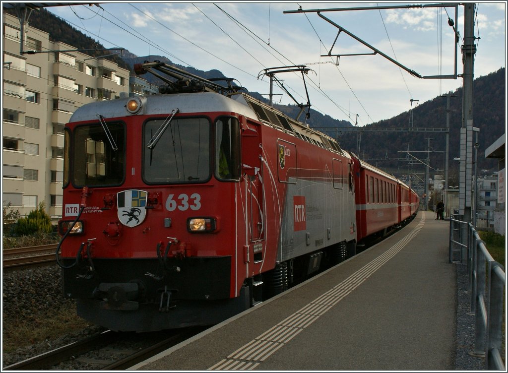 Die RhB Ge 4/4 II 633 RTR (Rtoromanisches Radion und Fernsehen) einemal sehr nahe...
Chur Wiesental, den 1. Dez. 2011