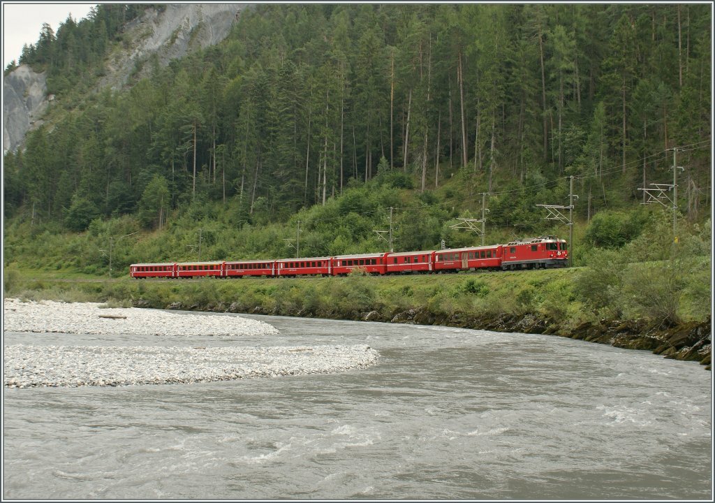 Die RhB Ge 4/4 II 612 mit einme RE in der Rheinschlucht bei Versam Safien.
13. Aug. 2010