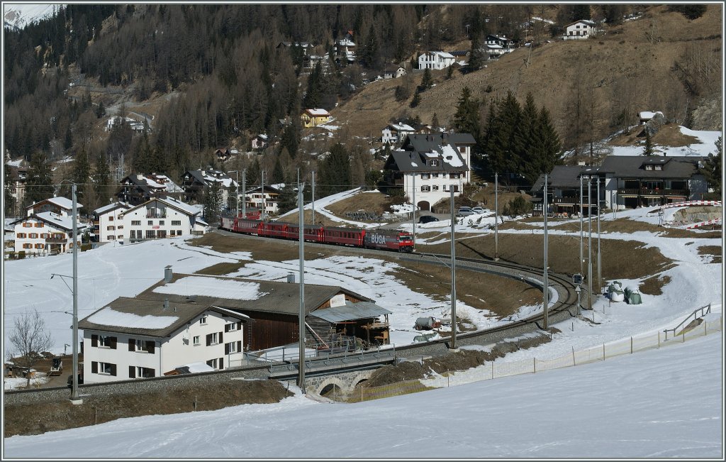 Die RhB Ge 4/4 III 646 hat mit ihrem RE 1129 Bergn/Bravuogn verlassen und fhrt nun dem ersten Kehrtunnel entgegen.
166. Mrz 2013