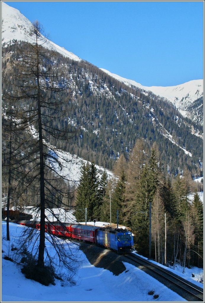 Die RhB Ge 4/4 III 652 mit dem RE 1125 auf der mittleren Stufe oberhalb von Bergn/Bravuogn.
16. Mrz 2013