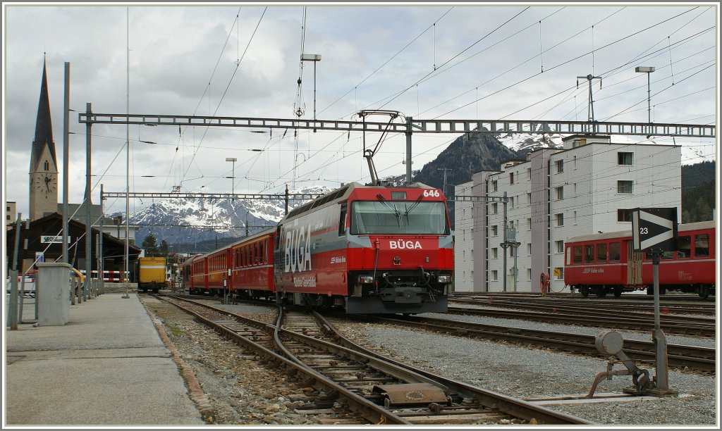 Die RhB Ge 4/4 III 642 trifft mit ihre Regionalzug aus Filsur in Davos ein. 
11. Mai 2010   