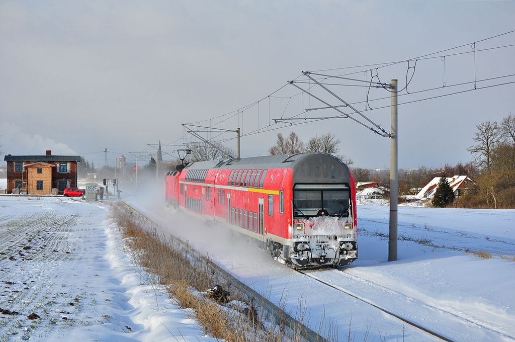 Die S3 (Rostock-Laage-Gstrow)wird aus zwei Dostos gebildet.Am 11.3.2013 schiebt die 143 889 ihren vereisten Zug durch Gragetopshof ihrem nchsten halt Papendorf entgegen.