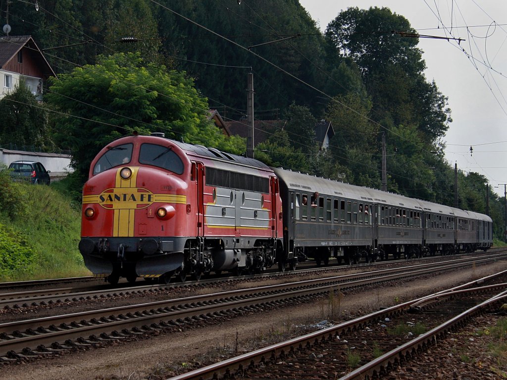 Die Santa Fe NOHAB von Eichholz mit einem Sonderzug am 26.08.2009 bei der Durchfahrt in Wernstein. 
