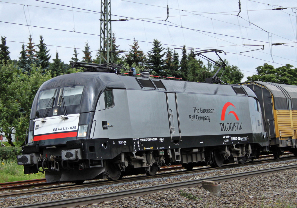 Die saubere 182 529 von TX mit ARS Autozug am 07.08.11 bei Fulda

