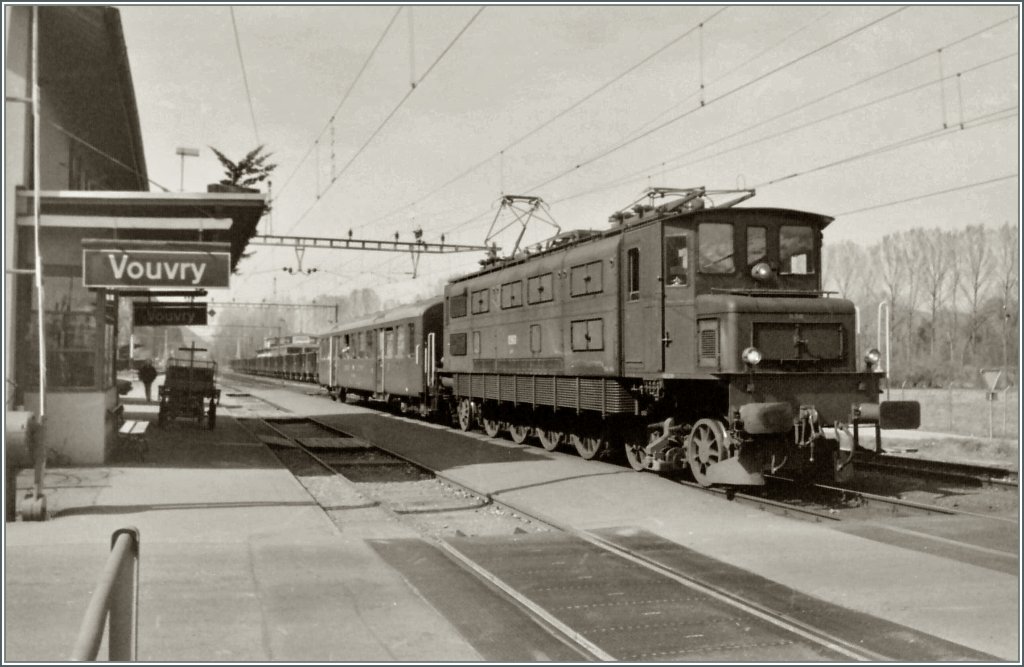 Die SBB Ae 4/7 mit einem GmP (ohne Gterlast) beim lngeren Halt in Vouvry im Frhling 1993.