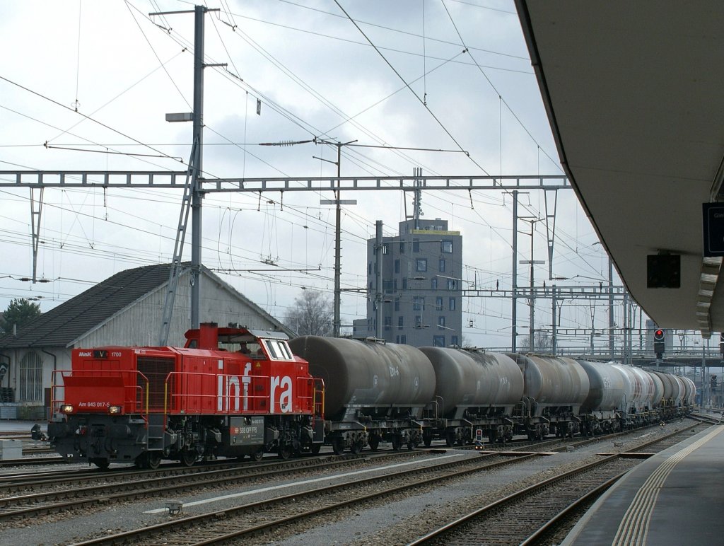 Die SBB  infra  (GB Infrastruktur) Am 843 017-5 mit einem Kesselwagenzug bei der Einfahrt in Buchs SG am 3. Mrz 2009