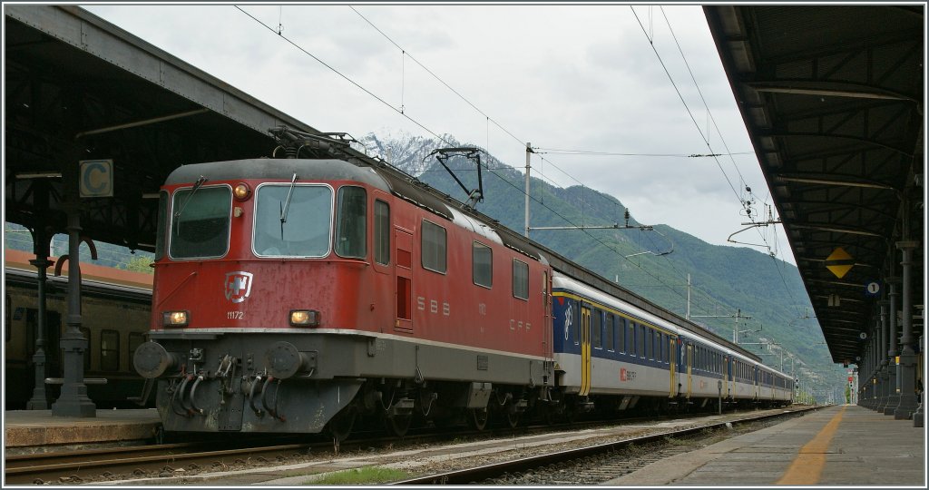 Die SBB Re 4/4 II 11172 mit einem IR nach Brig kurz vor der Abfahrt in Domodossola. 
22.05.2013