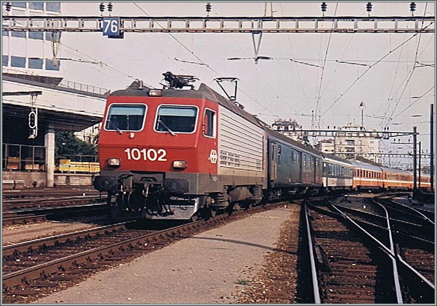 Die SBB Re 4/4 IV 10102 erreicht mit einem Internationalen Schnellzug Lausanne.
Herbst 1984