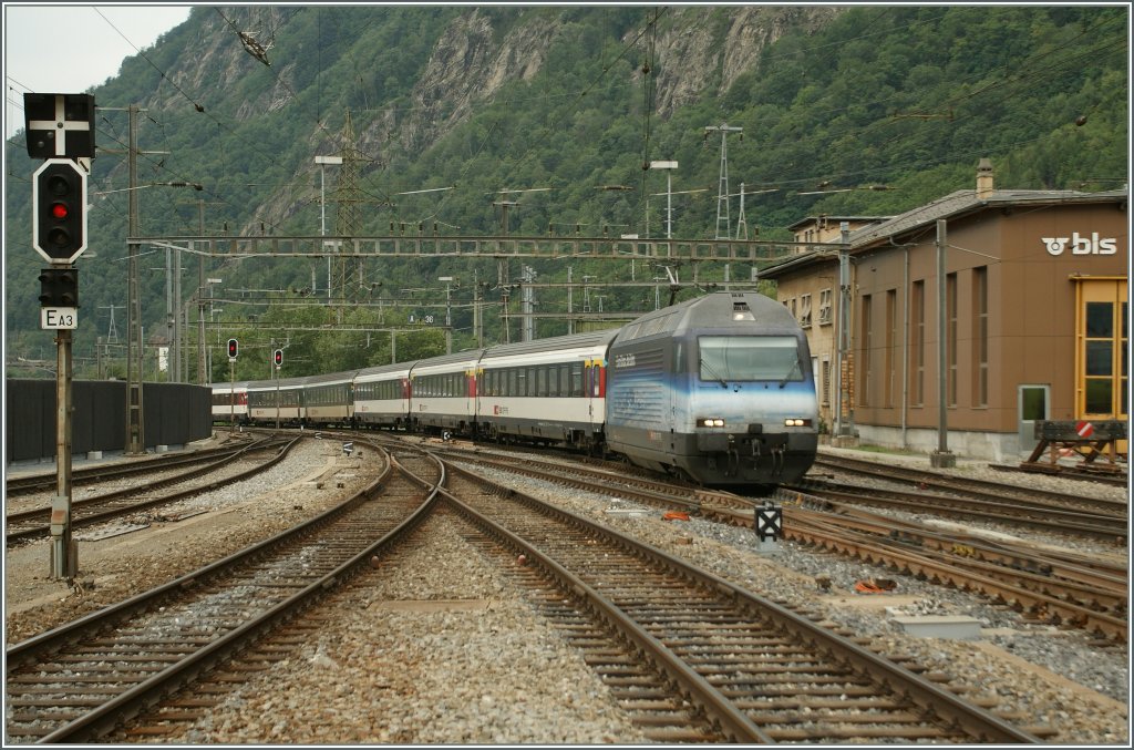 Die SBB Re 460 002-9 erreicht mit ihrem IR Brig.
29.06.2011