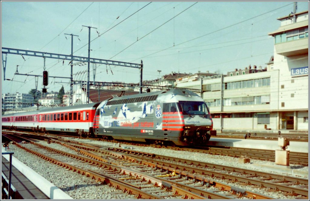 Die SBB Re 460 022-74 wirbt fr den Automobikclub  TCS .
Gescanntes Negativ/Lausanne im Jahre 1997