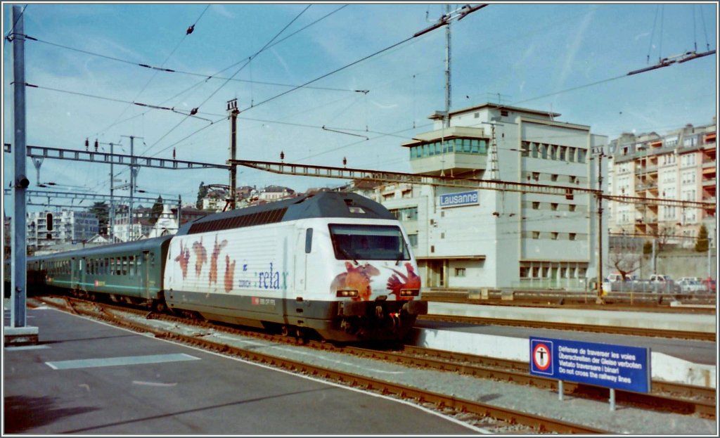 Die SBB Re 460 023-5 wirbt fr die Versicherung  relax 
Gescanntes Negativ/Lausanne im Jahre 1997