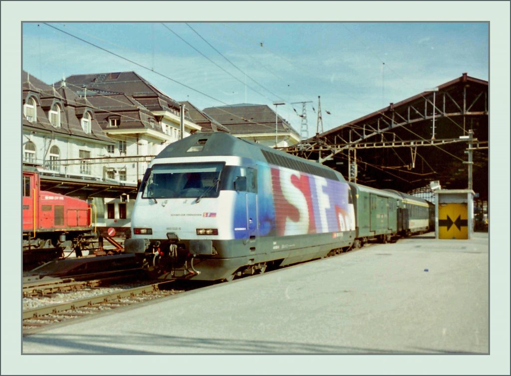 Die SBB Re 460 032-6 wirbt fr das Schweizer Fernsehn  SF 
Gescanntes Negativ/Lausanne im Jahre 1997