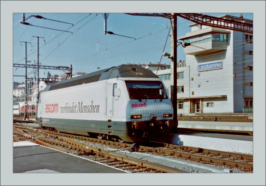 Die SBB Re 460 033-4 wirbt fr  ascom 
Gescanntes Negativ/Lausanne im Jahre 1997