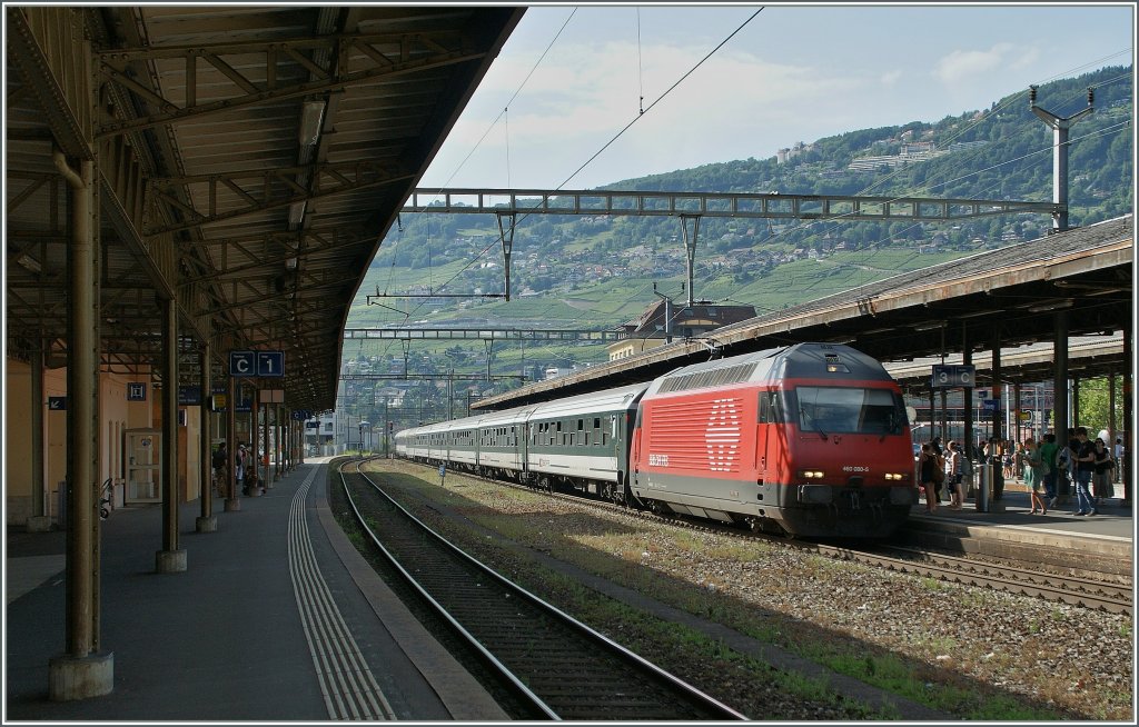 Die SBB Re 460 080-5 erreicht mit einem IR nach Brig Vevey.
18.07.2012