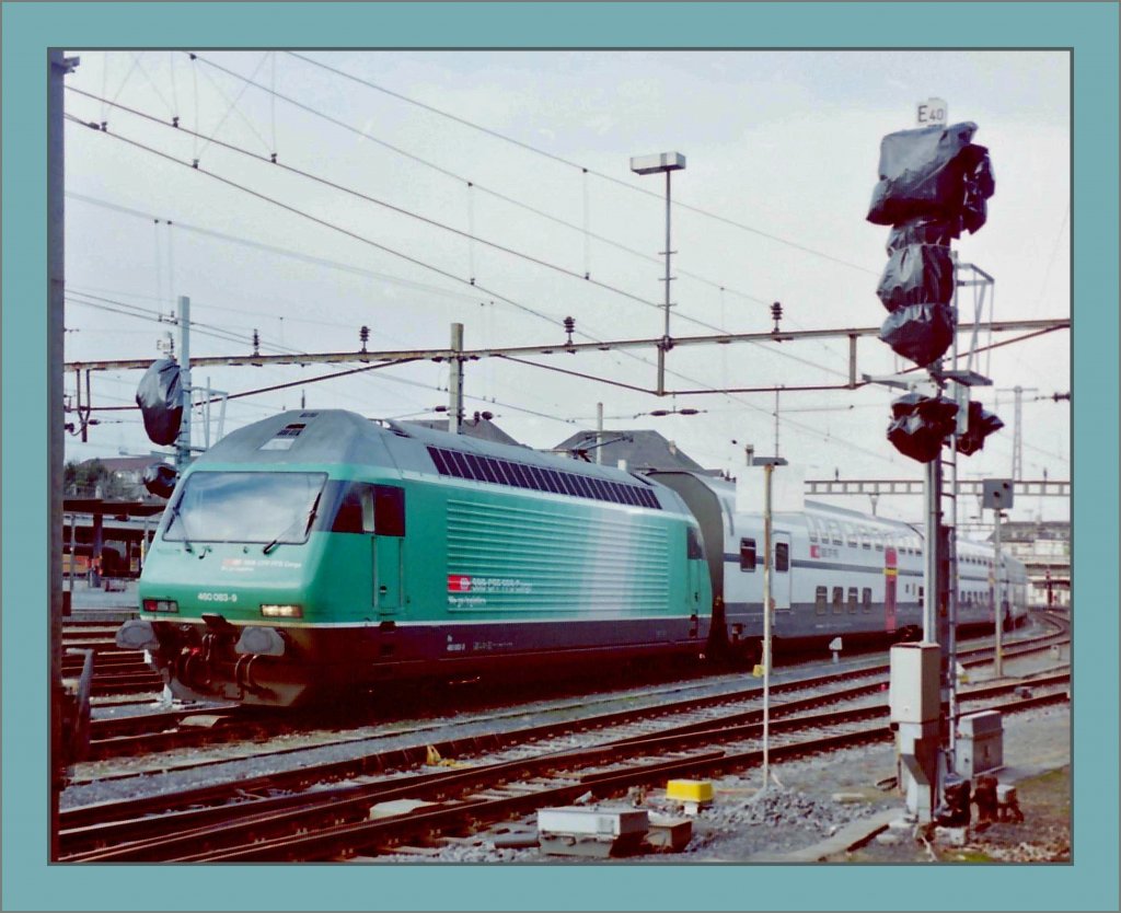 Die SBB Re 460 083-9 im ersten SBB Cargo Anstrich in Basel im Frhjahr 2000. 

