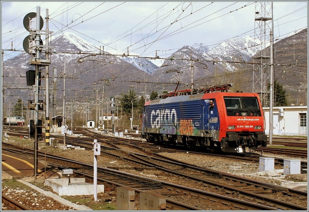 Die SBB Re 474 002 ist von ihrem Italien Einsatz gezeichnet...
Domodossola, den 31.03.2010