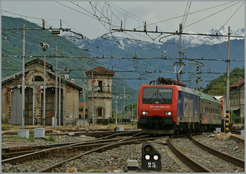 Die SBB Re 474 017 erreicht mit einer Rola von Novara nach Freiburg Domodossola. 
22.05.2013