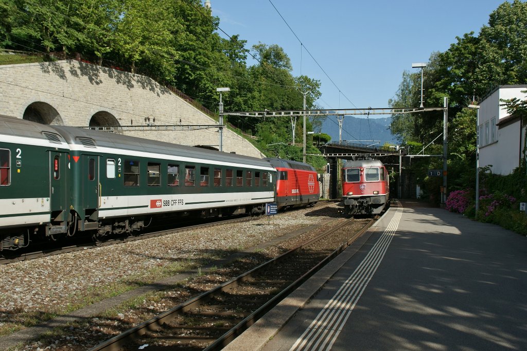 Die SBB Re 6/6 11617 trifft in Vevey einen IR nach Brig. 
18. Juli 2012 