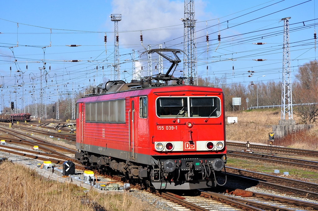 Die Schadwagen nach Eberswalde wurden am 01.03.2013 durch die 155 039 befrdert.Beim rangieren am Stw B11 wurde sie geknipst.