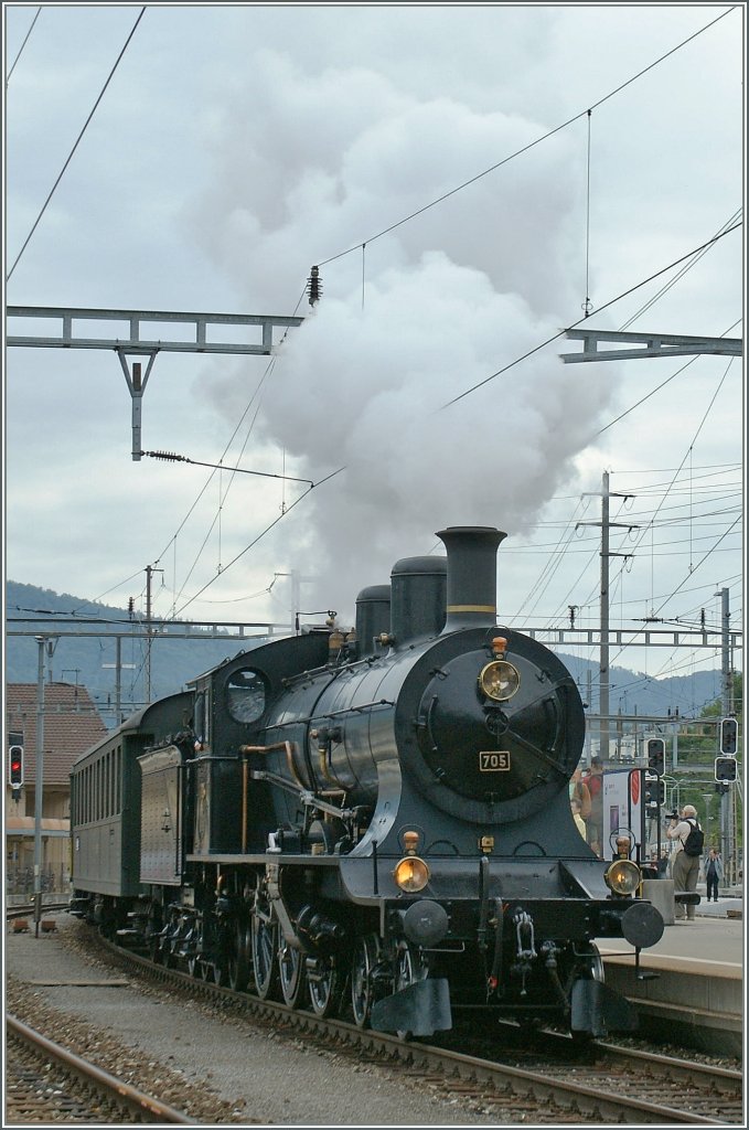 Die schne A 3/5 705 mit ihrem Extrazug nach Murten in Olten. 
25. Juni 2011