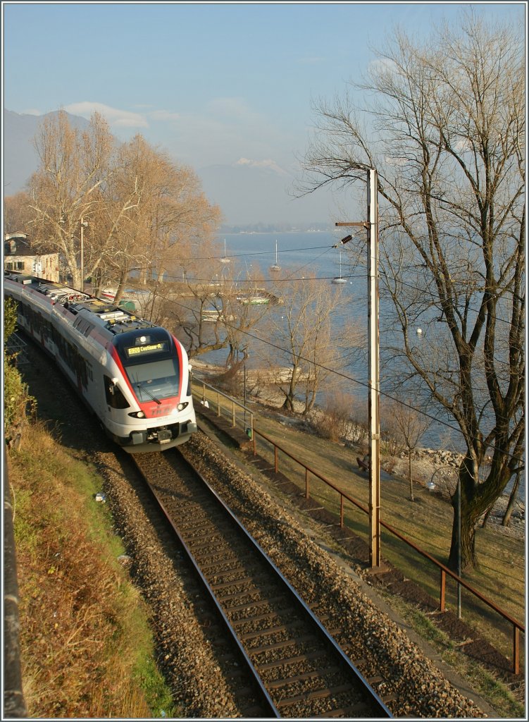 Die schöne Landschaft bei Locarno lockt viele an, und so ist es druch die darus erfolgte Bebauung nicht einfach, ein Fotostelle zu finden. Und so hoffe ich, dass der TILO Flirt kurz Locarno trotzdem gefällt. 23.01.2012