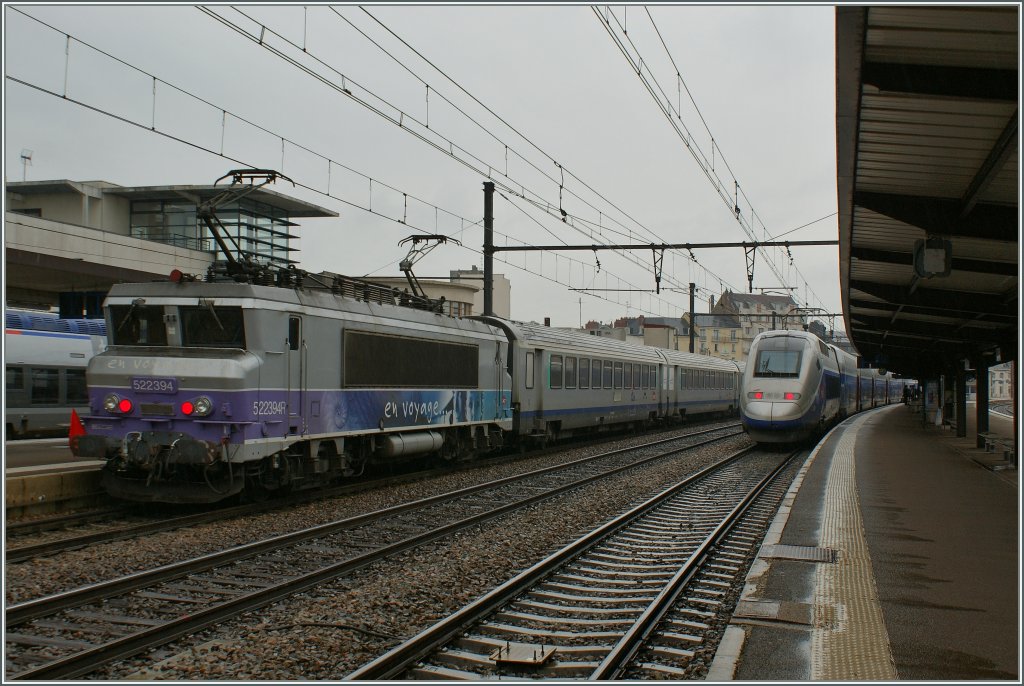 Die Schublok BB 22394 wartet in Dijon auf die Abfahrt ihres TER nach Lyon. 
Im Hintergrund ein Doppelstock TGV nach Mulhouse. 
22. Mai 2012 