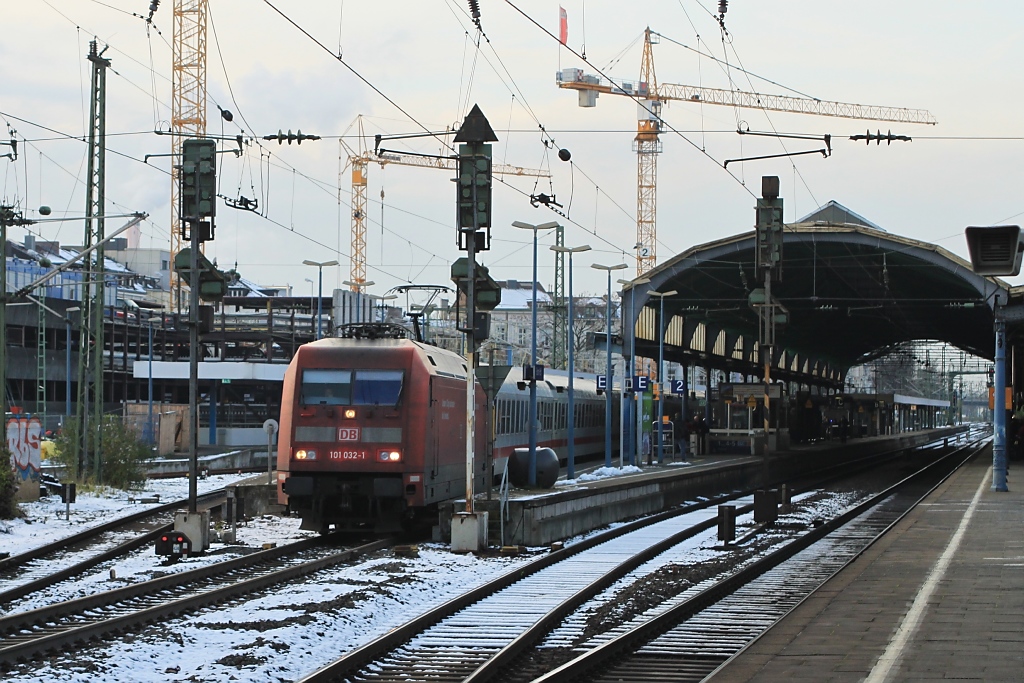 Die  schwarz-verkehrsrote  101 032 mit IC 334 nach Luxembourg beim Zwischenhalt in Bonn Hbf am 27.11.10