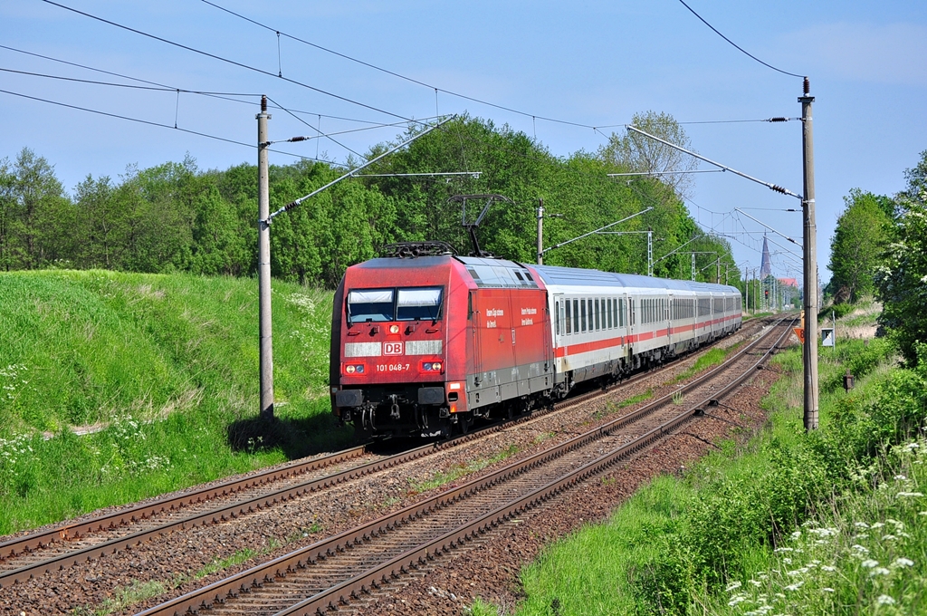 Die sehr verdreckte 101 048 rollt mit dem IC 2373 durch Sildemow in Richtung Schwerin.