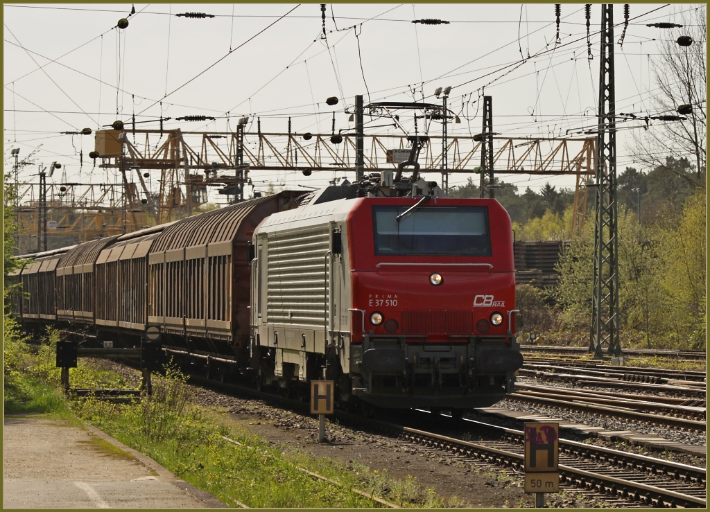 Die Sonne stand nicht gut, als E37 510 von CB Rail am 09.04.11 durch Duisburg Entenfang fuhr