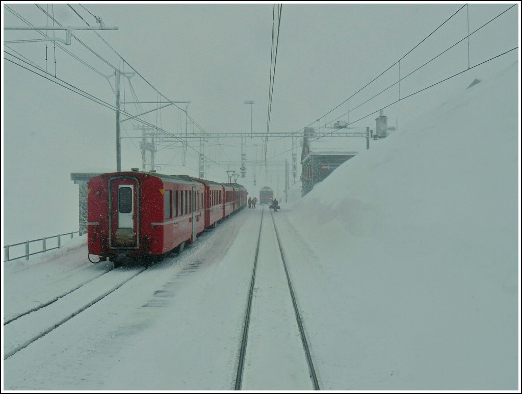 Die Station Ospizio Bernina (2253 m..M) am 24.12.2009. (Hans)