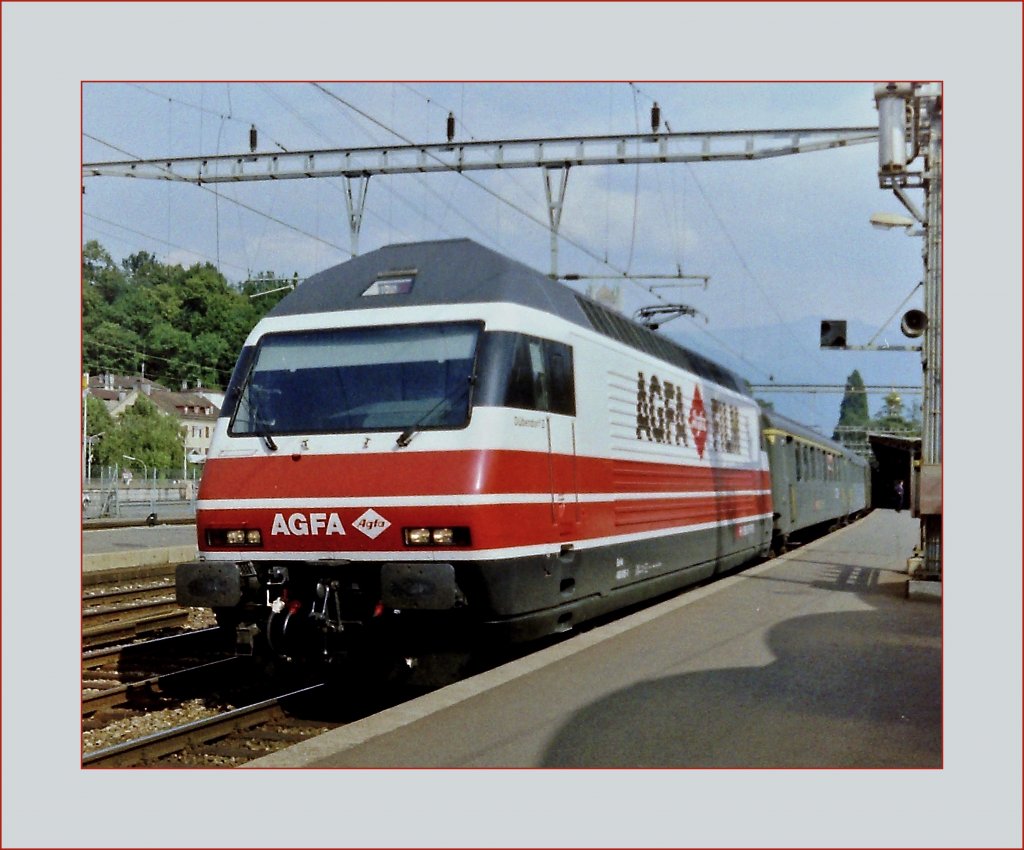 Die Ur-SBB Werbelok: die Re 460 015-1 wirbt fr den Agfa Film - und heute wir fast ausschlielich digital fotografiert...
Vevey, 1995