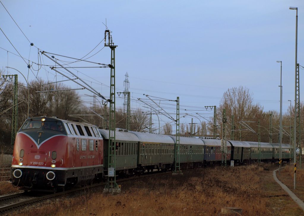 Die V200 033 drehte ordentlich auf als sie durch den Harburger Bahnhof dieselte.