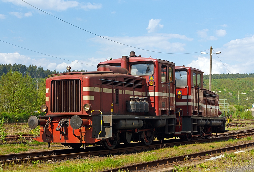 Die Westerwaldbahn (WEBA) Lok 1 und 3 (V 26) am 06.05.2013 in Scheuerfeld/Sieg. 

Die Jung Loks vom Typ R 30 B wurden bei der Firma Jung in Kirchen/Sieg 1956 und 1957 (Fabriknummer 12102 bzw. 12748) gebaut und als V 26.1 bzw. V 26.3 an die WEBA geliefert. Die V 26.1 war brigens die erste Maschine dieses Typs die Jung gebaut hatte.
Hier in Doppeltraktion abgestellt, in dieser Einsatzform werden sie Fhrerhaus an Fhrerhaus gekuppelt, an den Fhrerhausrckwnden sind bergangsmglichkeiten zur jeweils anderen Maschine.
Die WEBA hatte 4 dieser Jung R 30 B Loks, diese zwei Loks sind heute noch als Reserveloks erhalten geblieben. Sie haben die NVR-Nummer 98 80 3944 001-7 D-WEBA bzw. 98 80 3944 005-8 D-WEBA.
Die Maschinen besitzen ein hydraulisches Getriebe (diesel-hydraulische Lok),  die Kraftbertragung erfolgt vom Getriebe mittels Blindwellen ber Treibstangen auf die Rder. 

Technische Daten: 
Achsformel: B
Lnge ber Puffer:  7.680 mm
Achsabstand: 3.000 mm
Gewicht der Lok: 28 t
Hchstgeschwindigkeit: 46 km/h (23,4 km/h im Rangiergang)