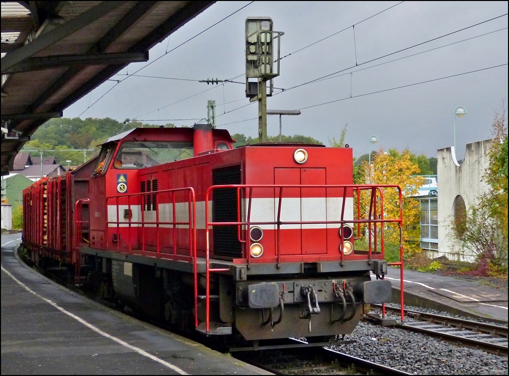 Die Westerwaldbahn (WEBA) Lok 5 (DH 1004) durchfhrt am 12.10.2012 den Bahnhof von Betzdorf (Sieg) mit einem gemischten Gterzug. Die Lok wurde 1962 von Henschel unter der Fabriknummer 30526 gebaut, anfnglich trug sie die Nummer DB V100 1177 (ab 1968 DB 211 177-1). 1998 erfolgte der Umbau durch Vossloh nach dem Konzept von On Rail mit Serienteilen der Type G1205, seit 1999 ist die Lok bei der Westerwaldbahn (WEBA). Sie besitzt einen MTU 12V396TC14 Motor mit 1.030 kW (1.400 PS) Leistung. (Hans)