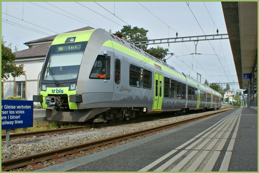 Die wohl komfortabelste S-Bahn:  Ltschberger  als S 5 nach Bern wartet in Murten auf die Abfahrt.
6. Sept. 2010