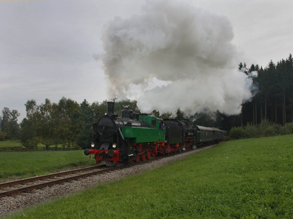 Die WTK 4 und die 38 1301 am 02.10.2010 mit dem Sonderzug aus Stuttgart unterwegs bei Ampflwang. 
