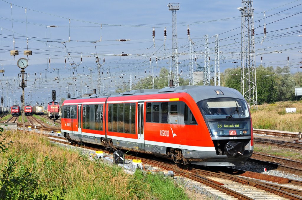 Die zur Einstellung vorgesehene S-Bahn Linie 3(Rostock Hbf-Rostock Seehafen-Nord) wird ausschlielich mit Triebwagen der Baureihe 642 bedient.Am 02.12.2012 hatte der 642 085 Dienst auf dem kurzen S-Bahn Abschnitt.